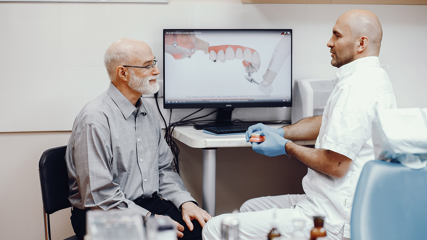 Senior Oral Health: Maintaining Strong Teeth and Gums in Later Years