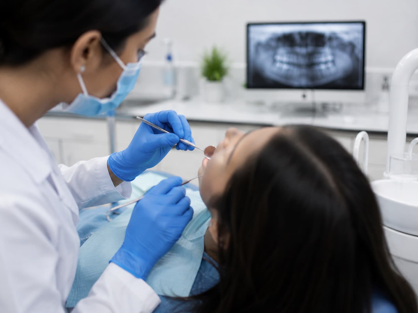 Dental check-up before teeth whitening treatment to prevent sensitivity